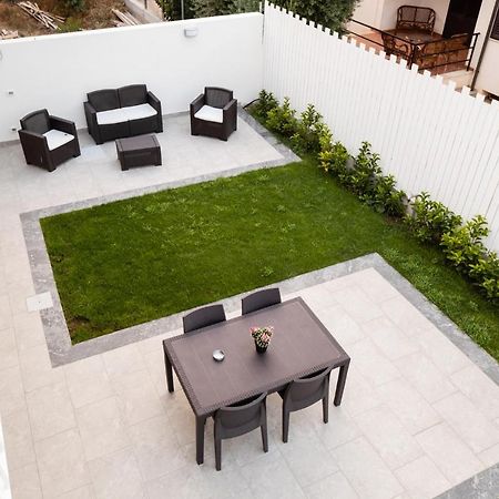 Arricampati Apartments Villa & Bringo Car Rental كاريني المظهر الخارجي الصورة